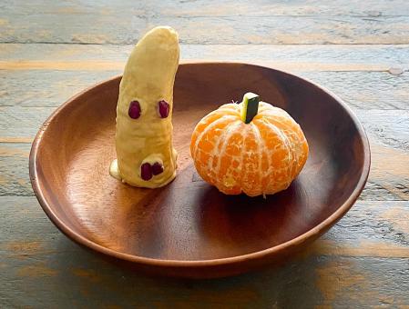 Como acompañamiento resulta que una mandarina pelada y con algo verde en su parte central (apio, calabacín…) se convierte por arte de magia en una calabaza