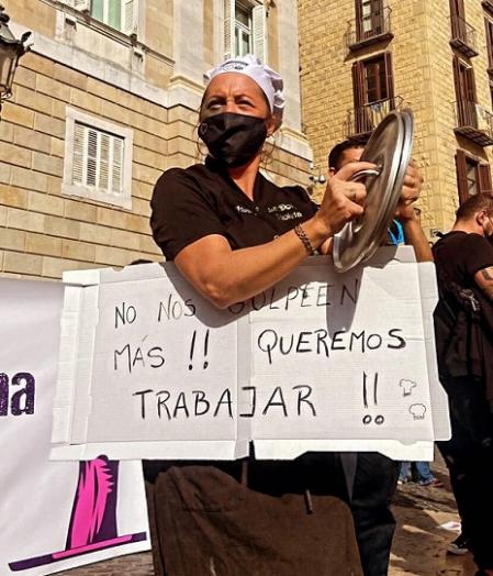 Una trabajadora del sector de la restauración se manifiesta en la plaça Sant Jaume