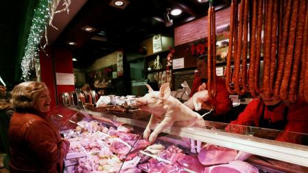 Puesto de venta de carne en el mercado del Ensanche de Pamplona / Jesús Diges