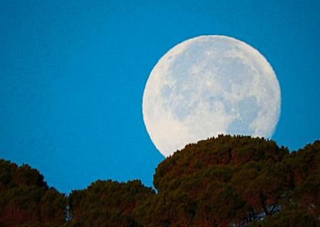 La luna azul desde Sant Pere Màrtir.