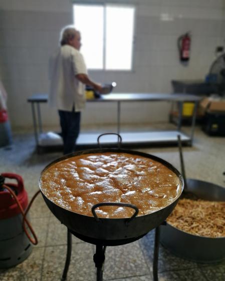 Cociendo miel para las candelillas en el obrador de La Extremeña