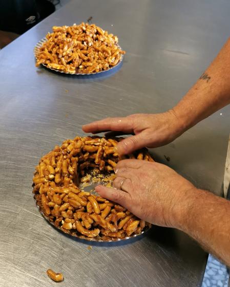 En La Extremeña forman las roscas de candelilla a mano