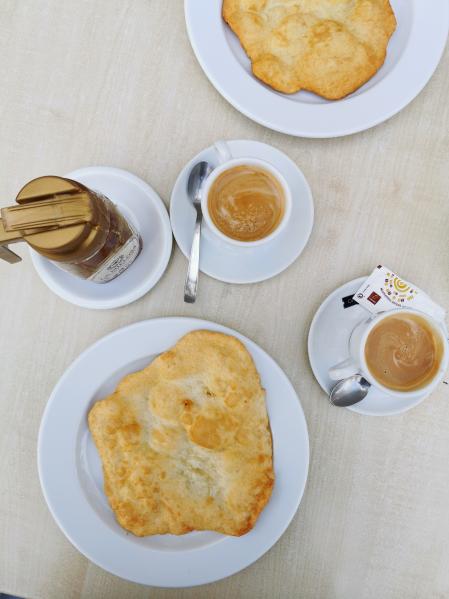 Tortas de pan con miel del bar Paco's de Herrera del Duque
