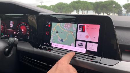 La pantalla central aúna casi todas las funciones del vehículo, su manejo es algo complicado y lento de reacciones al pulsar.