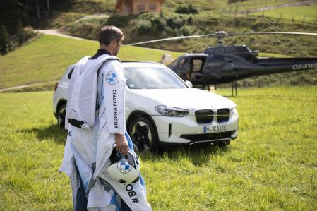 BMW desarrolló el traje con alas con un sistema eléctrico para no emitir gases