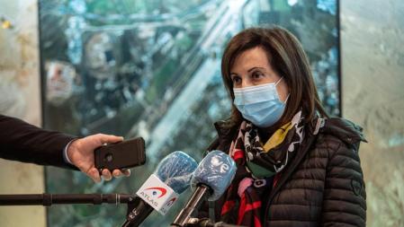 La ministra de Defensa, Margarita Robles, atiende a los medios durante su visita al Centro de Satélites de la Unión Europea en la Base Aérea de Torrejón de Ardoz.