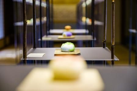 Con el azúcar y la harina de arroz como ingredientes principales, son elaborados por artesanos cualificados a partir de ingredientes seleccionados cuidadosamente