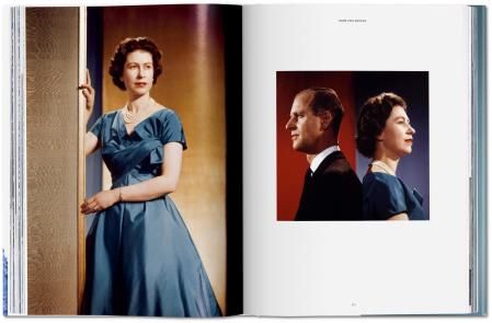 Ambas fotos fueron realizadas por el fotógrafo canadiense Donald McKague. La de la izquierda tienen una vaga reminiscencia hollywoodiense. El fotógrafo pasó cuatro días en Buckingham Palace