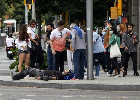 Un hombre tendido en el suelo tas sufrir un accidente en patinete eléctrico