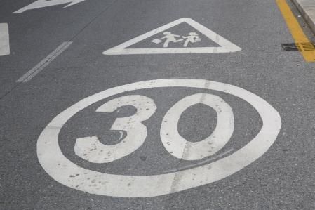 Menos velocidad, mas vidas en la ciudad.
Una medida que puede reducir un 40% los accidentes aumentando en sólo unos minutos el tiempo de desplazamiento.