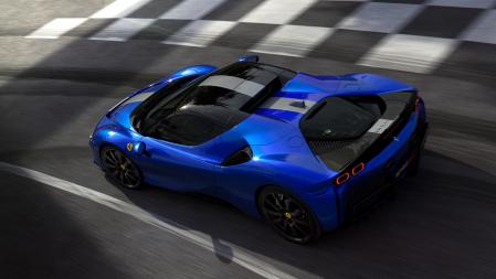 El color azul, con un diseño de dos tonos, corresponde a la versión Assetto Fiorano del nuevo e impactante SF90 Spider de Ferrari&nbsp;