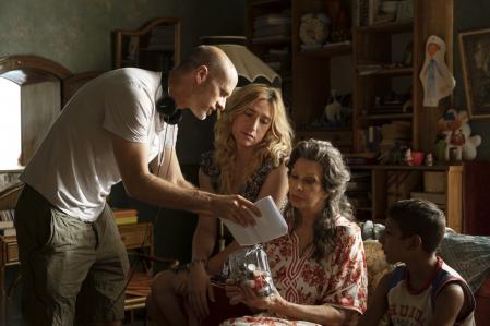 Sofía Loren atiende las indicaciones de su hijo y director de la película, Edoardo Ponti, momentos antes del rodaje