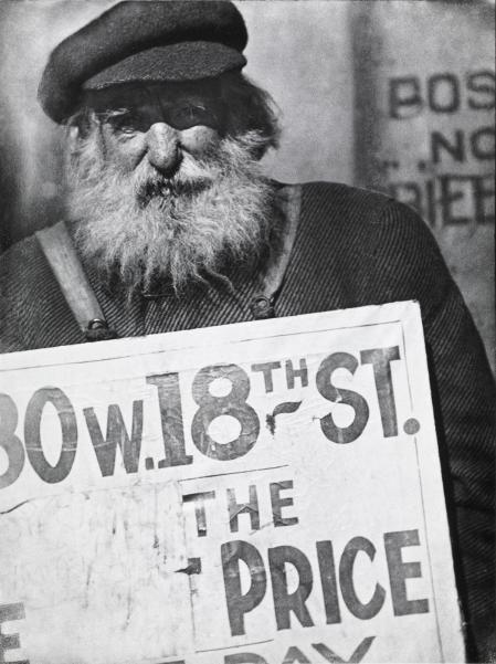 ‘Hombre-anuncio, Nueva York’, 1916. © Aperture Foundation, Inc., Paul Strand Archive, 2020.