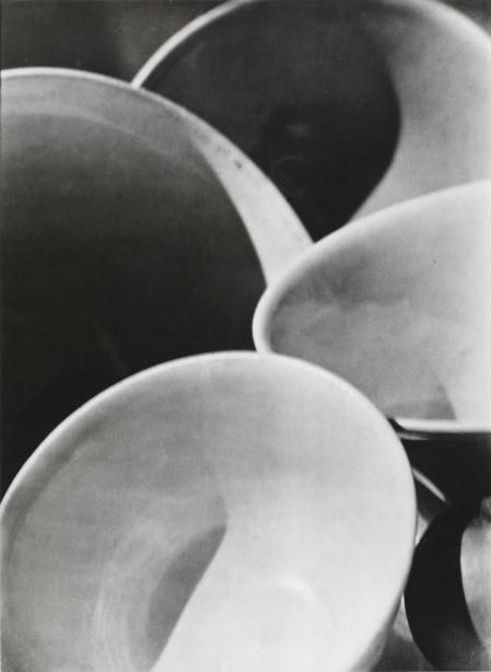 ‘Abstracción, tazones, Twin Lakes, Connecticut’, 1916. © Aperture Foundation, Inc., Paul Strand Archive, 2020