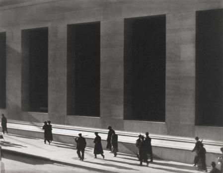 ‘Wall Street, Nueva York’, 1915. © Aperture Foundation, Inc., Paul Strand Archive, 2020.