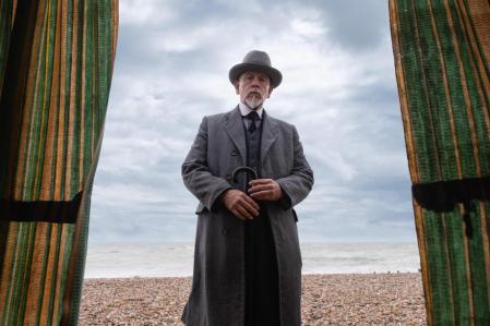 John Malkovich encarna a Hercule Poirot en la miniserie de 2019 ‘Agatha Christie: El misterio de la guía de ferrocarriles’