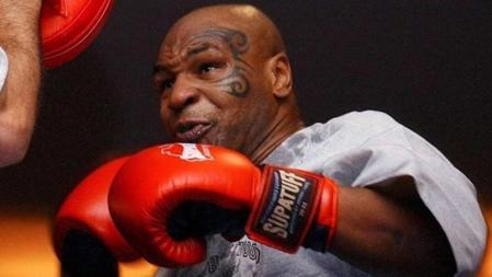 El exboxeador estadounidense Mike Tyson volvió a subirse a un ring con 53 años
