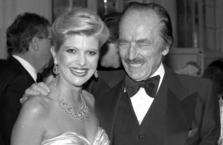 Fred Trump junto a Ivana, esposa de Donald, en el 90 aniversario de Norman Vincent Peale. Nueva York, mayo de 1988