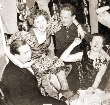 Eva Braun (a la izqda.) en una fiesta de carnaval en Múnich, 1938