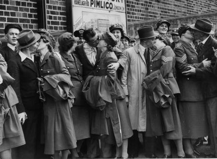 Mujeres del Servicio Territorial Auxiliar (la rama femenina del Ejército) se despiden de sus maridos y familiares en 1939 camino de su entrenamiento