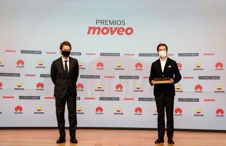 Carlos Godó, consejero delegado del Grupo Godó (izq.), ha entregado el premio Coche del Año Moveo a Victor Sarasola, director comercial de Cupra España