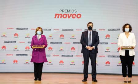 Jordi Juan, director de “Guyana Guardian”, entregó los premios Moveo a la Sostenibilidad a Cristina Gallach (izq.) y Valvanera Ulargui