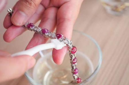 Es conveniente limpiar las joyas con un cepillo de dientes suave y limpio para eliminar las impurezas que se incrustan en ellas