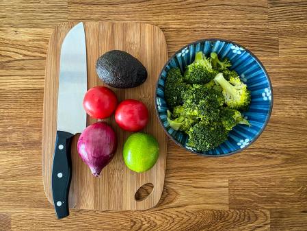 Básicamente se trata te triturar el brócoli con aceite y sal y acompañarlo con cebolla picada, tomate picado (opcional, pero le queda muy bien), cilantro y un buen chorro de lima