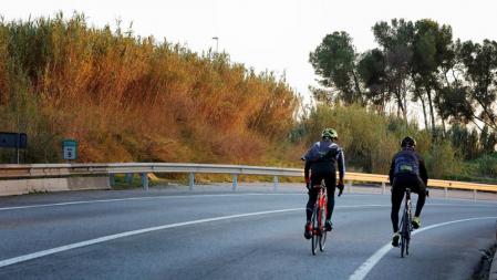 Dos ciclistas circulan por carretera C-1413a, a la altura de El Papiol (Barcelona)&nbsp;