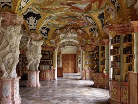 Klosterbibliothek Metten, en la ciudad de Metten (Alemania) está ubicada en una abadía benedictina y sus pasillos están profusamente adornados
