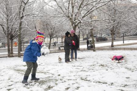 Los niños soportan mejor las bajas temperaturas que los adultos. En la foto, un niño juega con la nieve en una nevada en la zona del monasterio de Sant Cugat del Vallès