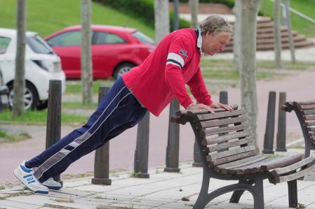 Para tener una buena salud mental, es importante hacer deporte, adecuado a las posibilidades de cada uno. En la imagen, un ciudadano de Valladolid hace estiramientos