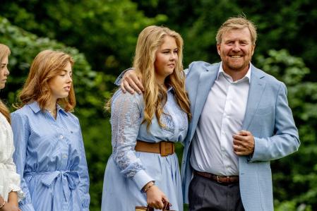 El rey Guillermo de los Países Bajos junto a su hija mayor, Amalia.