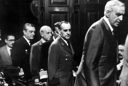 Integrantes de la Junta Militar ingresan a la sala de audiencias.