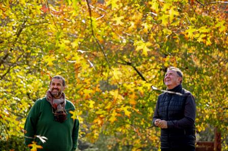 Berasategui y De Jorge posan en el parque que lleva el nombre del primero en la localidad de Lasarte
