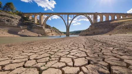 Paisaje de sequía extrema en el reservorio de Entrepeñas en la provincia de Guadalajara