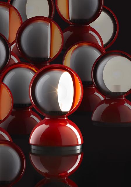 Lámpara Eclisse (1965), de Artemide. Con doble pantalla, una giratoria