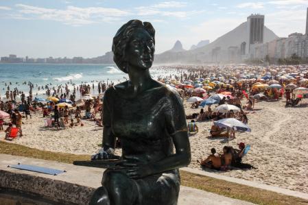 La estatua de Clarice Lispector en la playa de Leme, en Rio de Janeiro, con Copacabana al fondo, que se inauguró en el 2016