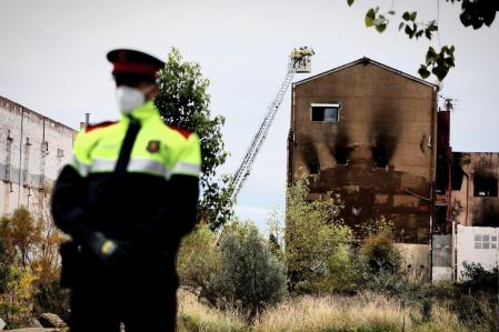 Así ha amanecido la nave de Badalona incendiada