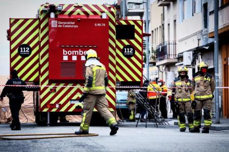 Efectivos de los bomberos trabajando en la nave de Badalona
