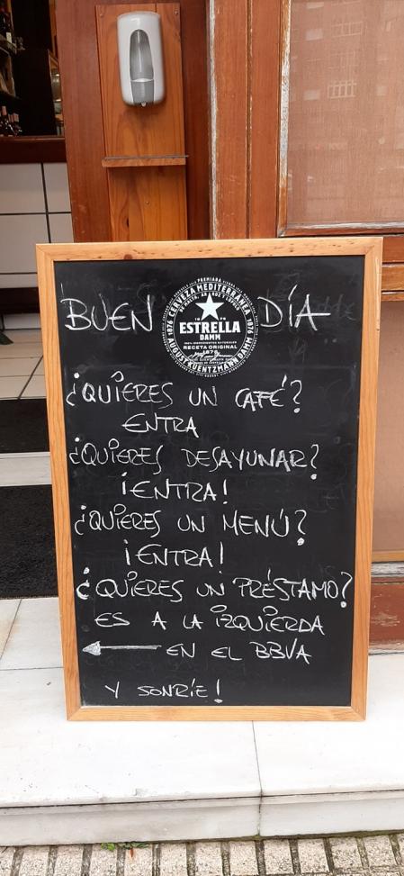 Los mensajes cargados de ironía de sus pizarras se han convertido en viral.