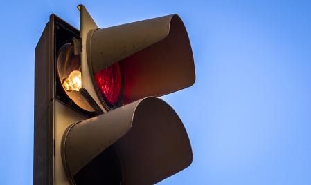 Saltarse un semáforo en rojo comporta una multa de 400 euros y la detracción de cuatro puntos del carnet