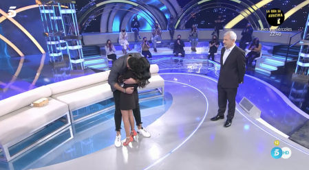 'Volverte a ver': Isa y Asraf se han fundido en un abrazo.