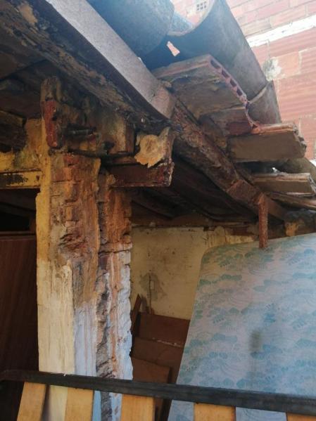 Detalle de una las vigas de la nave incendiada