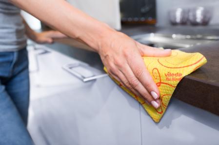 Deben limpiarse con frecuencia el microondas, la lavadora o el lavavajillas porque acumulan moho, gérmenes, grasa y salpicaduras