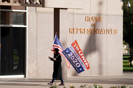 Una votante de Trump protestando ayer frente a la Cámara de Representantes estatal de Arizona, en Phoenix