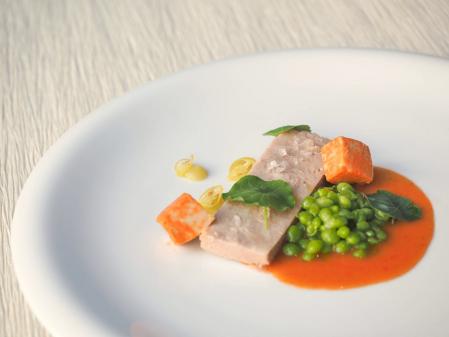 Ventresca al vapor con anko no kimo, cogollo de Tudela braseado y fondo de marmitako de cigalas