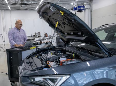 El profesor del electromobility Learning Center de SEAT (eLC), Antonio Salinas, responde algunas de las dudas que generan los vehículos eléctricos