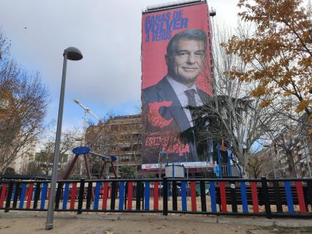 La lona gigante con la imagen de Laporta