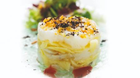 Milhojas de bacalao y patata con vinagreta de balsámico y cítricos